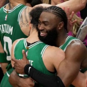 世俱杯投注-争议！怀特绝杀超时？名记晒图：裁判多给绿军0.2秒