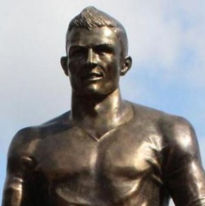 世俱杯投注平台-羞不羞？C罗铜像被人摸得最多的部位竟然是那里！